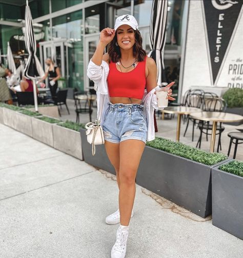 Paperbag shorts, crop top, white converse, baseball game outfif inspo White Converse Outfit Summer, Outfit With Baseball Hat, Braves Game Outfit, Ballpark Outfit, Converse Outfit Summer, Denim Skirt Outfit Ideas, Sporty Casual Outfits, Baseball Outfits, Baseball Game Outfit