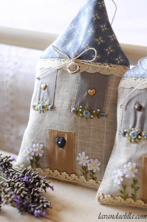 Buon sabato amiche... Casette ripiene con la mia lavanda profumatissima! A pres... Lavender Crafts, Lavender Bags, Small Sewing Projects, Lavender Sachets, Creation Couture, Fabric Houses, Fabric Projects, Sewing Gifts, Sachets