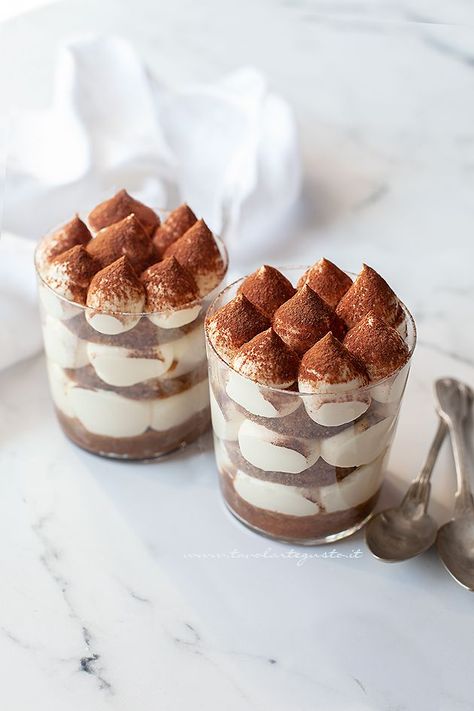 Tiramisu al bicchiere: facilissimo, veloce, in pratiche monoporzioni! Mini Dessert Cups Tiramisu, Christmas Cup Desserts, Italian Dessert Wedding, Verrines Dessert Ideas, Mini Desert Cups, Tiramisu Plating, Mini Tiramisu Cups, Tiramisu In A Cup, Cup Tiramisu