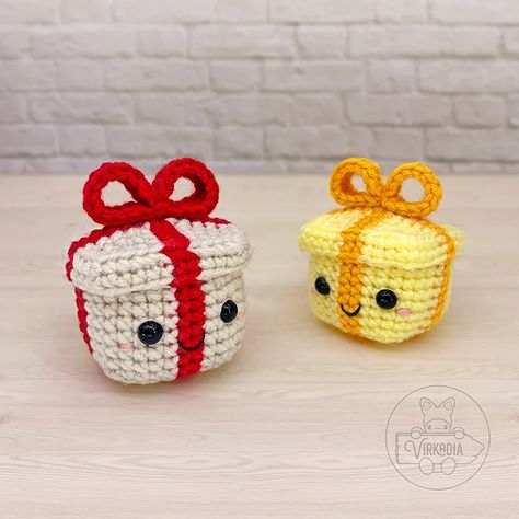 Crochet Gift Box | Free Crochet Pattern - Virkadia Holiday Amigurumi, Gift Box Pattern, Random Crochet, Crochet Ornament Patterns, Homemade Holiday Gifts, Present Box, Crochet Wrap Pattern, Crochet Gift, Crochet Ornaments