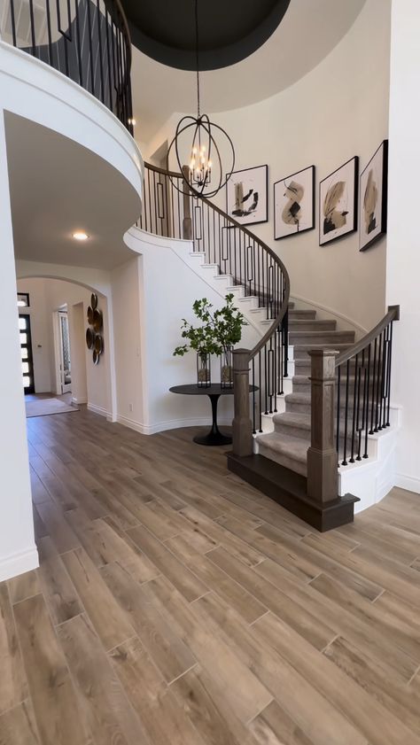 Foyer Ideas Entryway, Staircase Decor Ideas, House Staircase, Staircase Decor, Spiral Stairs, Curved Staircase, Spiral Staircase, Entry Foyer, New Home Designs