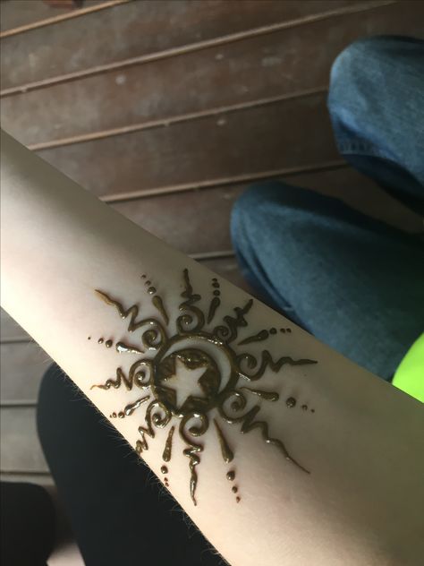 Moon And Sun Henna, Henna Nature Designs, Sun Moon Henna, Sun Henna Designs, Henna Moon Design, Space Henna, Moon Henna Designs, Halloween Henna, Matching Henna