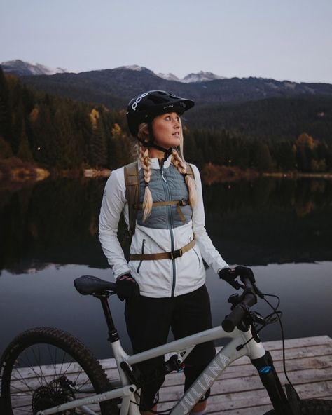 Mountain Bike Outfit Woman, Woman Cycling Outfit, Mountain Biking Outfit, Bike Outfits Women, Cycling Outfits Women, Biking Outfits, Cycling Inspiration, Bike Outfits, Mountain Biking Women