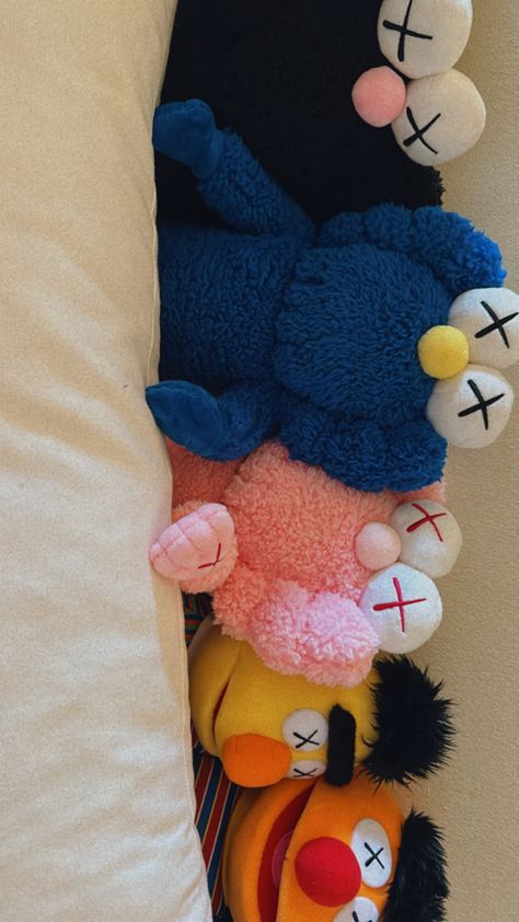 Kaws Plushie Kaws Widget, Murakami Flower, Kaws Wallpaper, Cute Room Decor, Random Things, Little Things, Room Decor, Wallpapers, Pillows