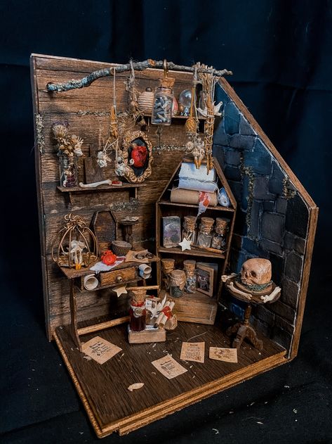 Lantern Miniature Scenes, Miniature Witch Room, Miniature Room Ideas, Miniature Halloween Scenes, Clay Bones, Miniature Room Boxes, Witches Room, Witch Dollhouse, Room Miniature