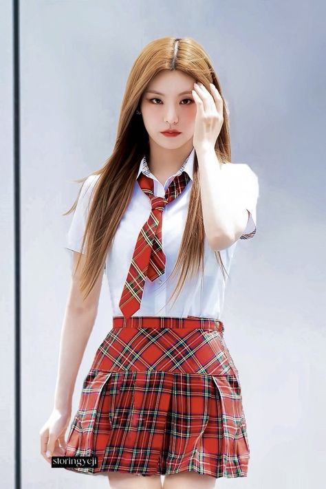 Yeji School Outfit, Pretty Gif, Hwang Yeji, Quick Outfits, First Girl, School Outfit, True Beauty, Kpop Idol, Asian Beauty