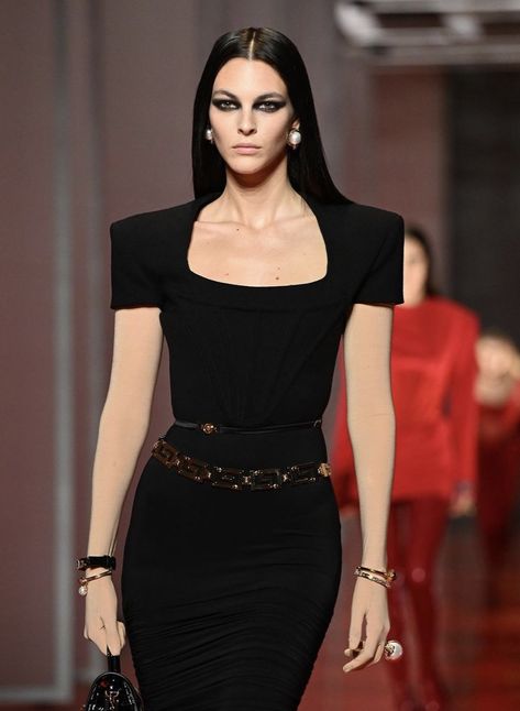 Vittoria Ceretti Versace, Victoria Ceretti, Black Runway, Vittoria Ceretti, Elegant Classy Outfits, High Fashion Branding, Vintage Versace, Dark Fashion, Seasonal Fashion