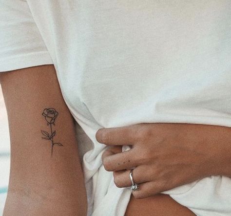 Tattoo Roses Arm, Tattoo Diy, Wallpaper Minimal, Small Rose Tattoo, Shape Tattoo, Tattoo Rose, Inspiration Tattoos, Small Girl Tattoos, Cat Tattoos