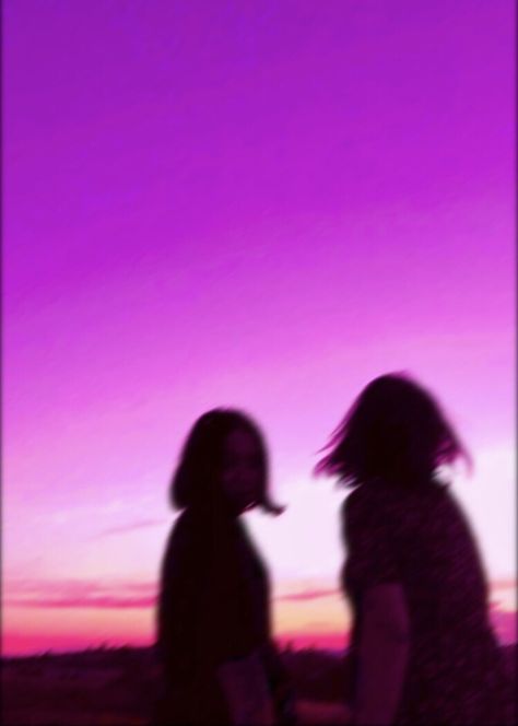 Purple Lesbian Aesthetic, Purple Friends Aesthetic, Pink Sky Sunset, Friends Aesthetic, Sky Sunset, Summer Friends, Pink Sunset, Purple Sky, Aesthetic Pics