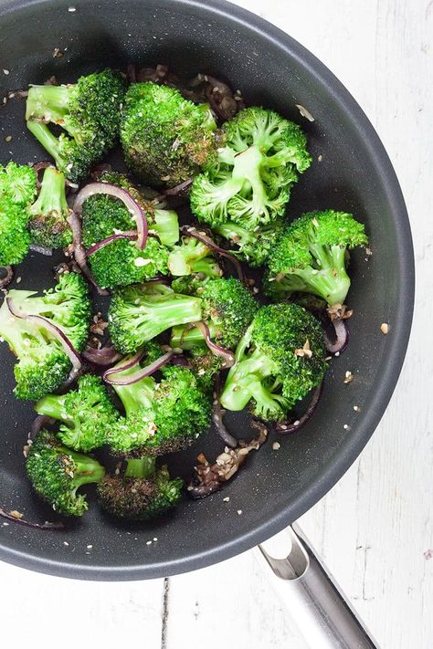 Garlic Roasted Broccoli, Parmesan Broccoli, Italian Recipes Authentic, Roasted Broccoli, Idee Pasto Sano, Healthy Meals For Kids, Good Healthy Recipes, Diy Food, Healthy Choices