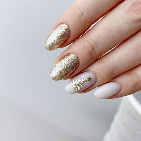 Holiday nails, almond nails, Christmas nails, nail art, acrylic nails, nail inspo, nails, december nails, gold nails, chic nails, classy nails Gold Holiday Nails, Christmas Nails Simple, December Nails, Ideas Navideñas, Christmas Gel Nails, Basic Nails, Festival Nails, Nails Simple, New Year's Nails