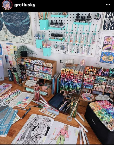 Art Set Up Aesthetic, Drawing Set Up, Art Set Up, Art Room Ideas Artist Studios, Art Studio Room Ideas Small Spaces, Artist Desk Setup, Art Room Organization Ideas, Art Desk Setup, Art Setup