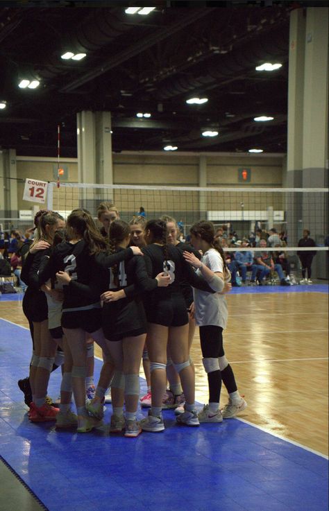 Volleyball team in a huddle! Highschool Volleyball Aesthetic, Volleyball Team Aesthetic, Highschool Volleyball, Student Life Yearbook, Volleyball Goals, Volleyball Team Photos, Team Huddle, Volleyball Pics, Volleyball Team Pictures