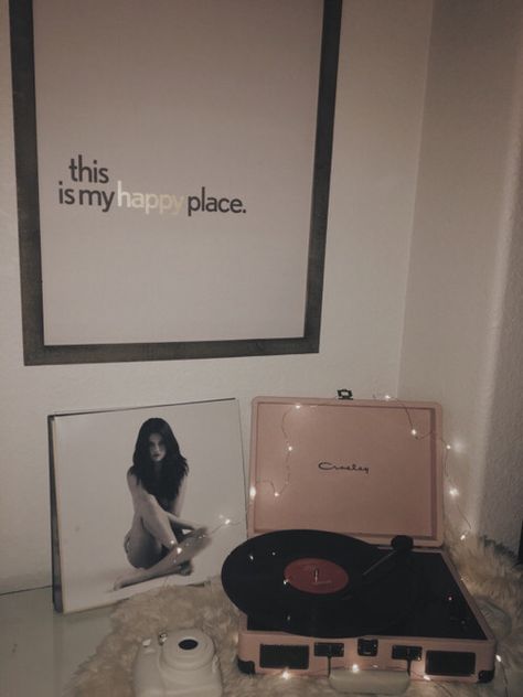 http://weheartit.com/entry/247559736 Kill Em With Kindness, Room Vibes, Selena Gomez Cute, Marie Gomez, Dream Room Inspiration, Bedroom Designs, Teen Room, Record Player, Aesthetic Bedroom