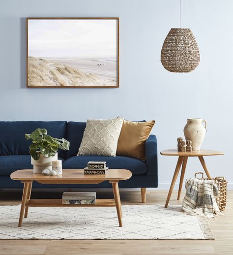 Room Ideas Coastal, Blue Sofas Living Room, Blue Couch Living Room, Scandi Living Room, Casual Living Room, Japandi Living, Blue Velvet Sofa, Beach House Interior Design, Coffee Table With Shelf