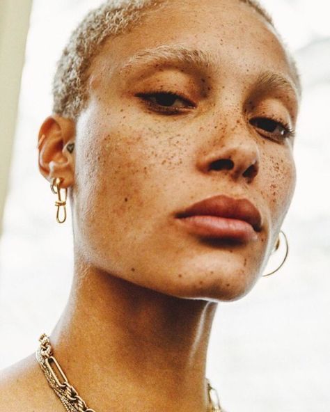 On the Ear Ajak Deng, Mode Teenager, Adwoa Aboah, Tiny Heart Tattoos, Short Hair Model, Tattoo Trend, Freckle Face, Fashion Model Photography, Hair 2018