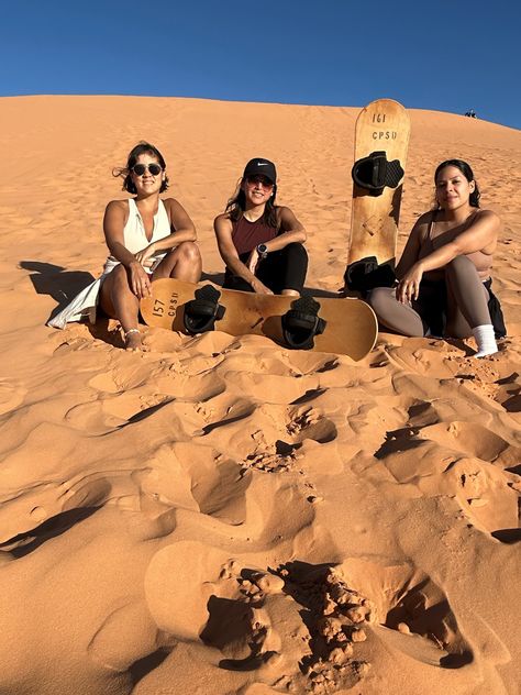 Sandboarding in Utah with friends. Peru Travel Aesthetic, Travel Pictures Airport, Girl Best Friends Aesthetic, Peru Culture Aesthetic, Salt Flats Utah Photoshoot Friends, Friend Adventures, Bestie Vacation, Bestie Travel, Bff Travel