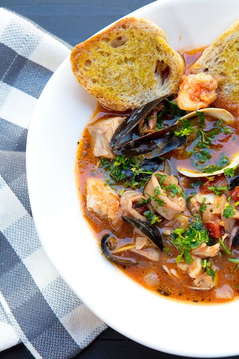 Italian Seafood Stew, Seafood Cioppino, Italian Fish, Cioppino Recipe, Seafood Stew Recipes, Italian Seafood, Delicious Seafood Recipes, Seafood Stew, Fish Stew