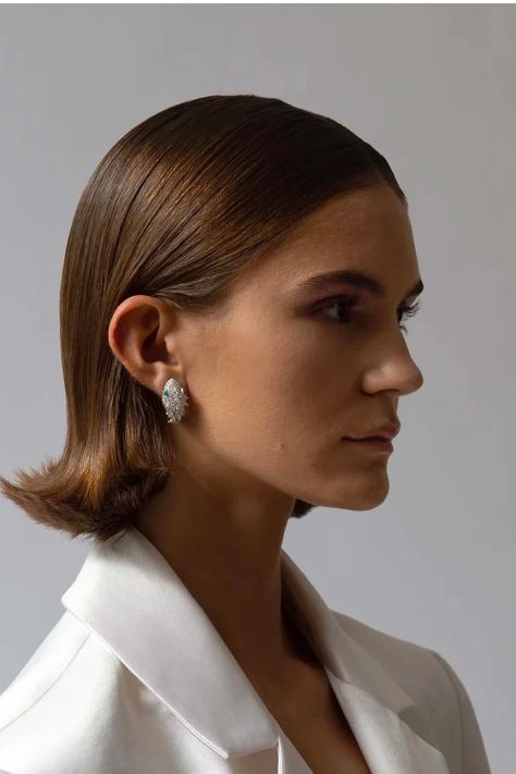 Elegant Haircuts, Sleek Back Hair, Sharon Wauchob, Sleek Short Hair, Wet Look Hair, Bob Wedding Hairstyles, Short Hair Bride, Shirt Hair, Short Straight Hair