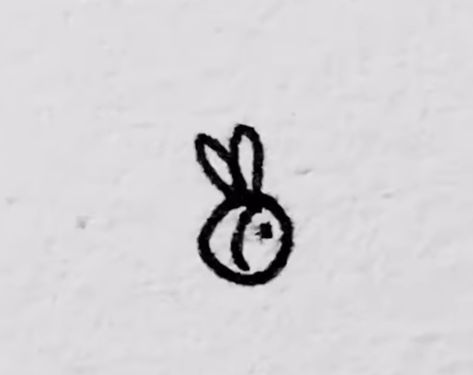 Cute Easy Doodles Simple, Tiny Bee Tattoo, Mini Drawings Sketches, Cute Tiny Drawings, Small Drawing Ideas, Tiny Doodles, Doodles Easy, Dibujo Simple, Hand Doodles