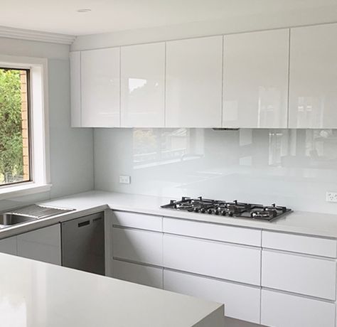 White Kitchen Apartment Ideas, Simple Splashback Ideas, White Kitchen Glass Backsplash, White Glass Splashback, White Kitchen Coloured Backsplash, Glass Splash Back Kitchen, Acrylic Splashback Kitchen, Modern Splashback Kitchen, White Glass Splashback Kitchen