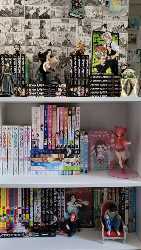 Manga Panel Room Decor, Demon Slayer Shelf Ideas, Manga Shelf Organization Ideas, Shelf Decor Ideas Aesthetic, Demon Slayer Manga Shelf, Manga Display Ideas, Manga Shelf Organization, Small Manga Shelf, Manga Organization Ideas