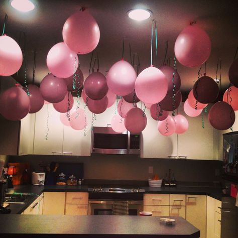 Upside balloons. Just add a marble before blowing up. Balloons Upside Down Ceilings, Upside Down Balloons Ceiling, Retreat Decorations, Balloon Ceiling, Peanut Candy, Balloon Ideas, Party Inspo, Apartment Life, Life Ideas