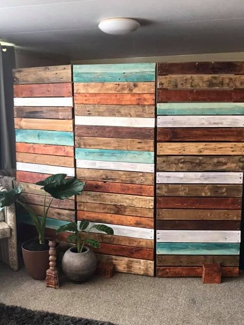 Pallet Wall Display, Diy Pallet Room Divider, Pallet Room Divider Ideas, Privacy Screen From Pallets, Wood Pallet Room Divider, Diy Partion Wall Room Dividers, Pallet Wall Divider Room Dividers, Homemade Room Dividers, Pallet Partition Wall