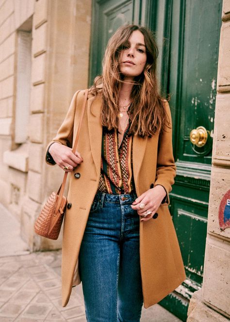 We Can't Go to Paris, But We Can Dress Like Parisians - Katie Considers Mantel Outfit, Look Winter, Looks Jeans, Style Parisienne, Autumn Outfits, Camel Coat, Fall Coat, Fall Collection, 가을 패션