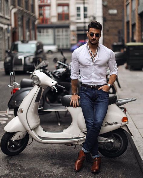 Rowan Row, Italian Mens Fashion, Best Man's Outfit, Men Fashion Photoshoot, Guy Style, Bike Photography, Vespa Vintage, Men Photography, Motorcycle Outfit