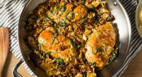 Toscaanse kip | Een heerlijke koolhydraatarme topper! Chicken Casserole Slow Cooker, Valentines Day Dinner Ideas, Slow Cooker Chicken Casserole, Dinner Ideas Pasta, Casserole Slow Cooker, Spinach Artichoke Chicken, Mediterranean Diet Recipes Dinners, Easy Mediterranean Diet, Artichoke Chicken