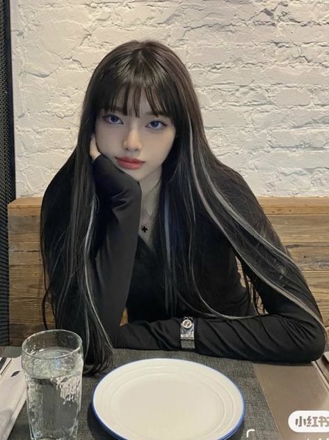 Hair Highlights In Black Hair, Highlights In Black Hair, Underdye Hair, Blonde Hair Highlights, Black Hair Bangs, Wave Hairstyle, Wave Hairstyles, Korean Hair Color, Bold Hair Color