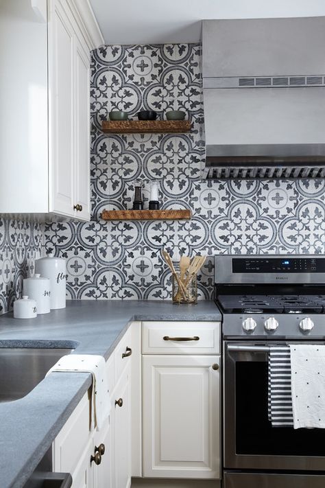 Patterned Tile Backsplash in Cottage Style Kitchen Kitchen Backsplash Trends, Cottage Style Kitchen, Kitchen Cabinets Decor, Rooms Ideas, Classic Kitchen, Kitchen Tile, Cabinet Decor, Black Kitchens, Kitchen Colors