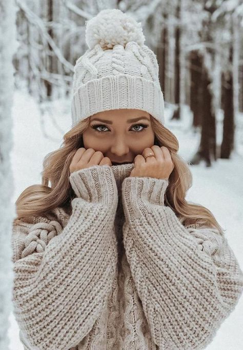 Snow Senior Pictures, Winter Portraits Photography, Winter Senior Pictures, Snow Outfits For Women, Time For New Beginnings, Winter Shoot, Snow Photoshoot, Winter Portraits, Winter Travel Outfit