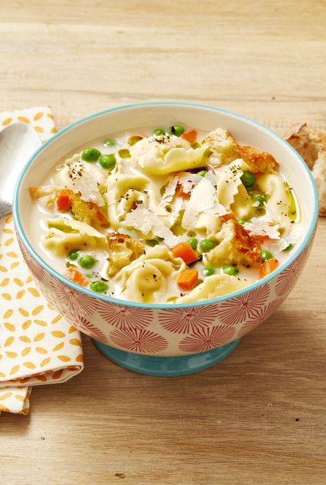 creamy tortellini soup Tortellini Alfredo Soup, Alfredo Soup, Easy Tortellini Recipes, Tortellini Alfredo, Creamy Tortellini, Creamy Tortellini Soup, Creamy Soup Recipes, Roasted Red Pepper Soup, Comfort Soup Recipes