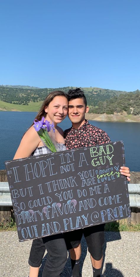 Billie Eilish Promposal Billie Eilish Homecoming Proposal, Hoco Proposals Ideas Billie Eilish, Billie Eilish Promposal, Billie Eilish Hoco Proposals, Ig Songs, Gf Things, Hoco Signs, Cute Hoco Proposals, Homecoming Poster Ideas