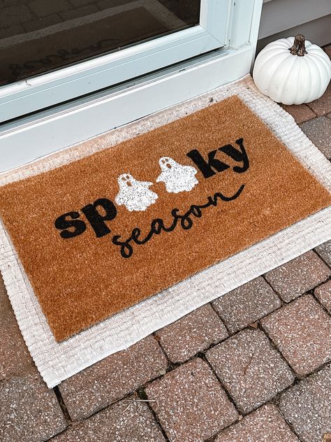 Make this cute ghost doormat! You just need your cricut and some paint! #halloween #diy #diyproject #doormats #spooky #ghost #diywithemm #cricut #cricutmakerprojects #cricutbeginner Halloween Door Mat Stencil, Diy Halloween Doormat Stencil, Coir Doormat Diy Halloween, Spooky Season Doormat, Hey There Pumpkin Doormat, Cute Door Mats, Halloween Mats, Door Mat Diy, Fall Doormat