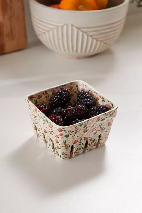 Berry Colander, Kitchen Finds, Pretty Kitchen, Keramik Design, Ceramics Ideas Pottery, Decor Essentials, Berry Bowl, Favorite Kitchen, Pottery Painting