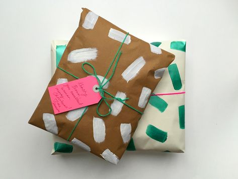 Painted Wrapping Paper, Wrapping Paper Diy, Cute Gift Wrapping Ideas, Present Packaging, Diy Wrapping Paper, Diy Wrapping, Gift Wrapping Inspiration, Diy Wrap, Wrapping Paper Design