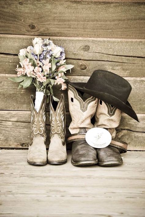 Wedding Boots.  Cute cute!! Vestidos Country, Country Wedding Pictures, Country Wedding Photos, Cowgirl Wedding, Barn Wedding Photos, Country Barn Weddings, Cowboy Wedding, Boda Mexicana, Wedding Boots