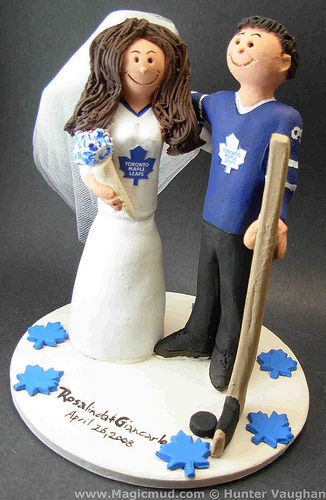 I want this someday, although the bride needs blonde hair :D Hockey Wedding Cake Toppers, Hockey Wedding Cake, Starbucks Wedding, Bride Wedding Cake, Hockey Wedding, Toronto Maple Leafs Hockey, Maple Leafs Hockey, Groom Wedding Cakes, Custom Wedding Cake Toppers