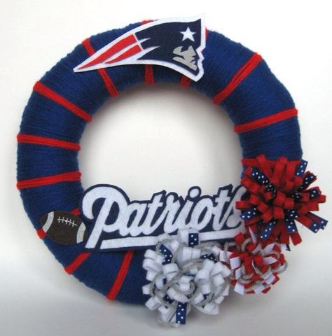 #happy4thofjulypatsnation Fan Wreath, Yarn Wreaths, Team Crafts, Football Fever, Jersey Patriots, New England Patriots Football, Football Wreath, Patriots Fans, Sport Craft