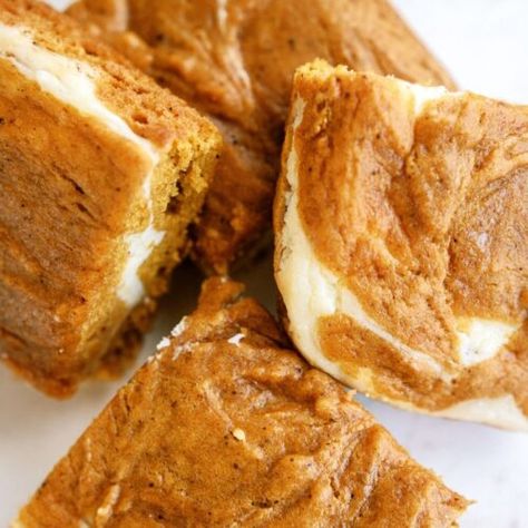 Pumpkin Roll Bars Recipe, Pumpkin Cheesecake Roll, Pumpkin Roll Cake Recipe, Pumpkin And Cream Cheese Recipes, Pumpkin Roll Bars, Cream Cheese And Pumpkin, Pumpkin Cream Cheese Bars, Cookie Cheesecake, Pumpkin Rolls Recipe