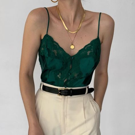 Deux Birds, Emerald Green Outfit, Buisness Outfits, Green Top Outfit, Green Outfits For Women, Vestidos Sport, Estilo Zendaya, Design Moda, Trendy Fashion Tops