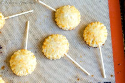 Apple Pie Pops with Cheddar Crust Cheese Apple Pie, Cookie Dough Pops, Apple Pie Pops, Tortilla Pie, Nutella Pie, Caramel Apple Pops, Yummy Pie Recipes, Mini Caramel Apples, Lollipop Recipe