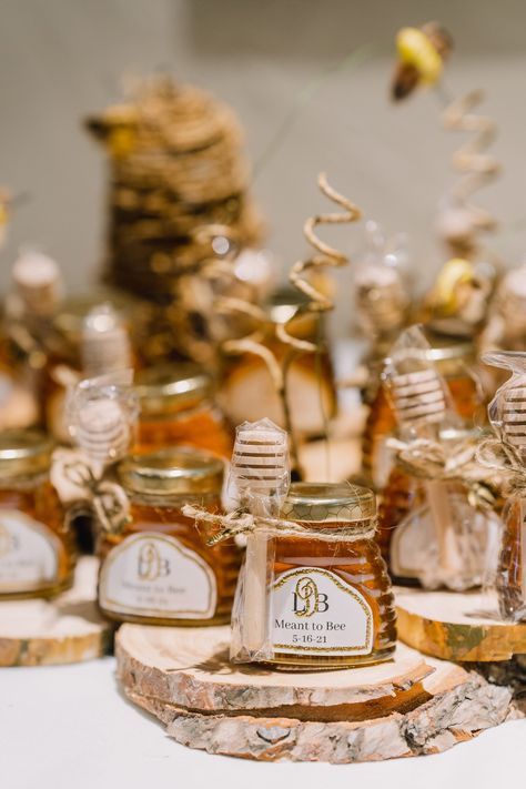 Bee Wedding Theme, Honey Pot Favors, Honey Party Favors, Bridal Shower Honey, Honey Jar Wedding Favors, Traditional Wedding Favours, Wedding Jars, Meant To Bee, Honey Favors