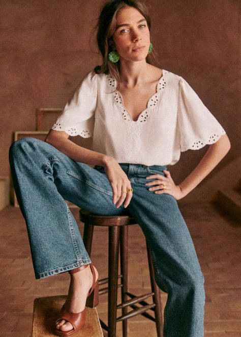 Kibbe Romantic Shirts, Feminine Shirts Blouses, Feminine Shoes Casual, Ingenue Clothing Style, Feminine Vintage Aesthetic, Artist Fashion Aesthetic, Feminine Vintage Outfits, Soft Natural Casual Outfit, Silk Blouse Outfit Casual