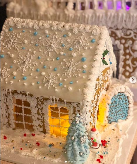 White And Blue Gingerbread House, Frozen Theme Gingerbread House, Blue And White Gingerbread House, Winter Wonderland Gingerbread House, Gingerbread House Simple, Blue Gingerbread House, White Gingerbread House, Gingerbread Competition, Homemade Gingerbread House