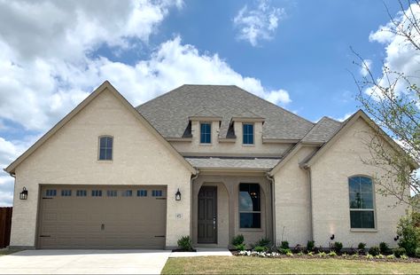 Exterior Scheme #20A - Silverado brick w/ Cream Mortar (“White Brick” upgrade) Cream White Brick Exterior, Silverado Brick Exterior, Cream Colored Brick House, Creamy White Painted Brick Exterior, Cream Brick House, Cream City Brick House Exterior, Cream Colored Painted Brick Houses, White Brick House Taupe Trim, Cream Brick House Exterior Color Schemes