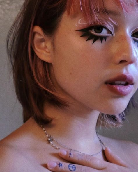 Bird Wing Eyeliner, Black Graphic Eyeliner Simple, Punk Graphic Liner, Spikey Makeup, Quirky Eyeliner, Creative Black Eyeliner, Spiky Eyeliner, Easy Alt Eyeliner, Punk Face Paint